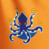 Zoom en détail sur le logo du Montpellier Basketball sur le survêtement orange