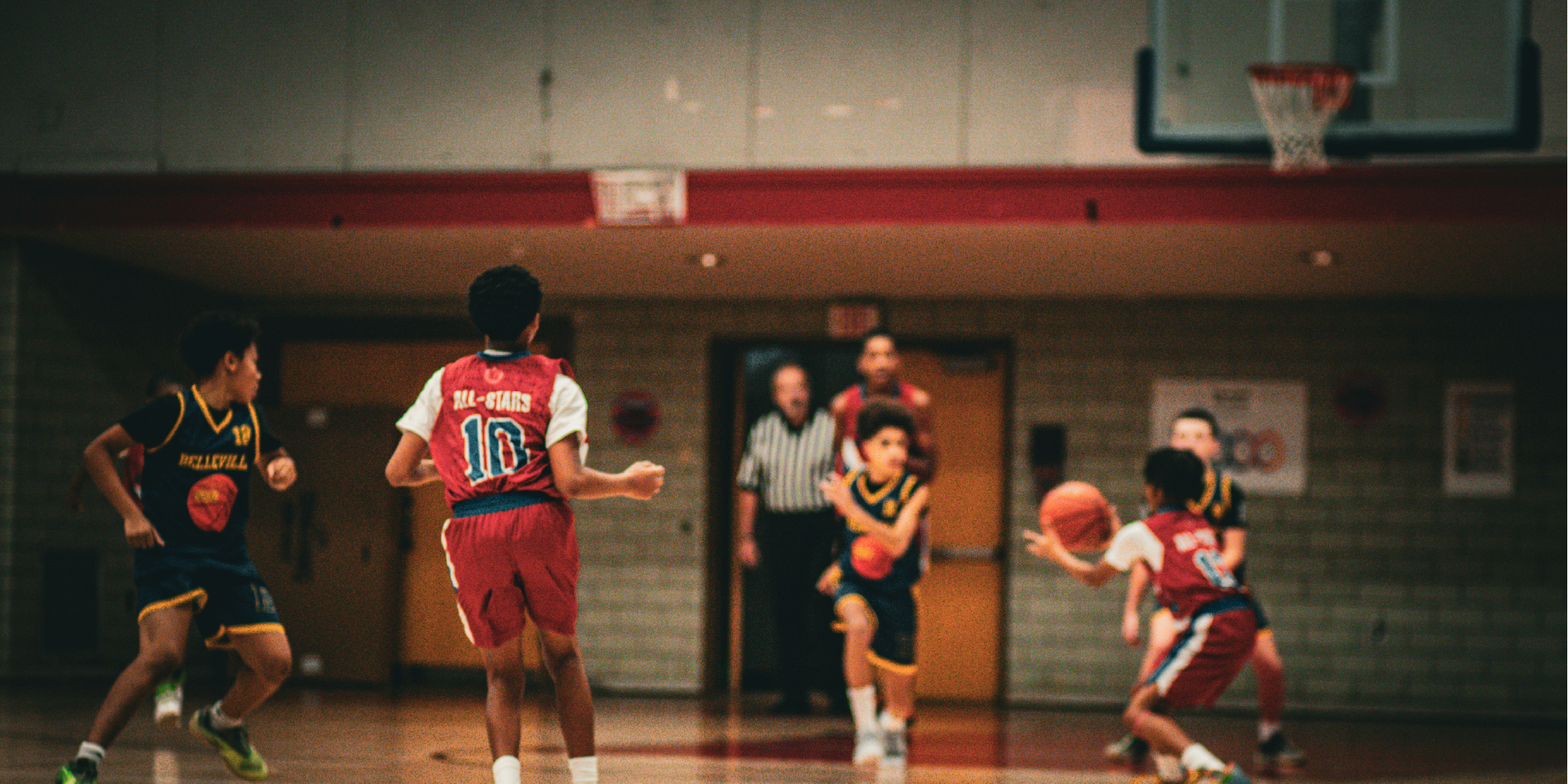 Jeunes joueurs de basketball lors d'un match se faisant une passe
