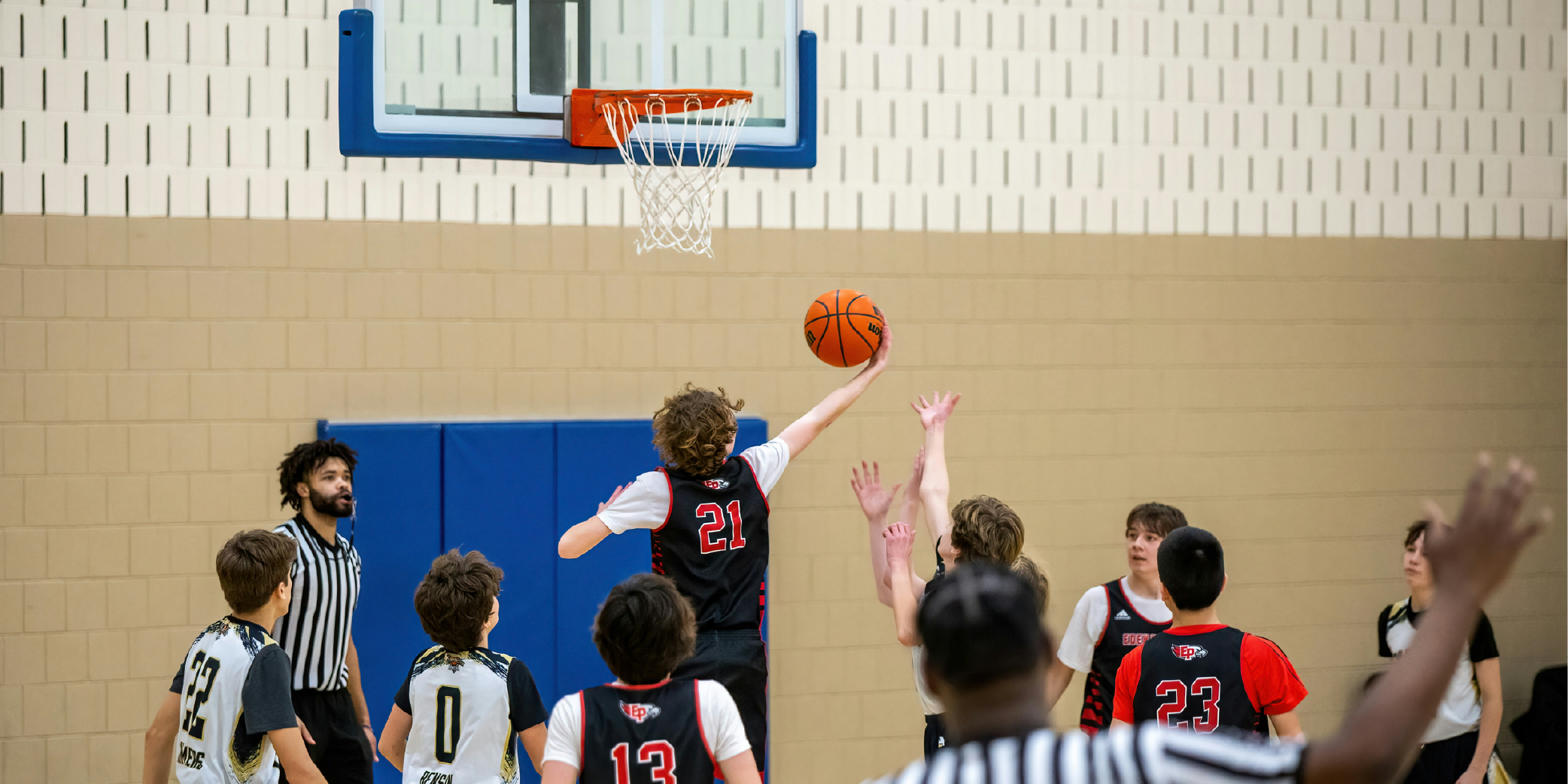 Jeune joueur de basketball effectuant un lay up