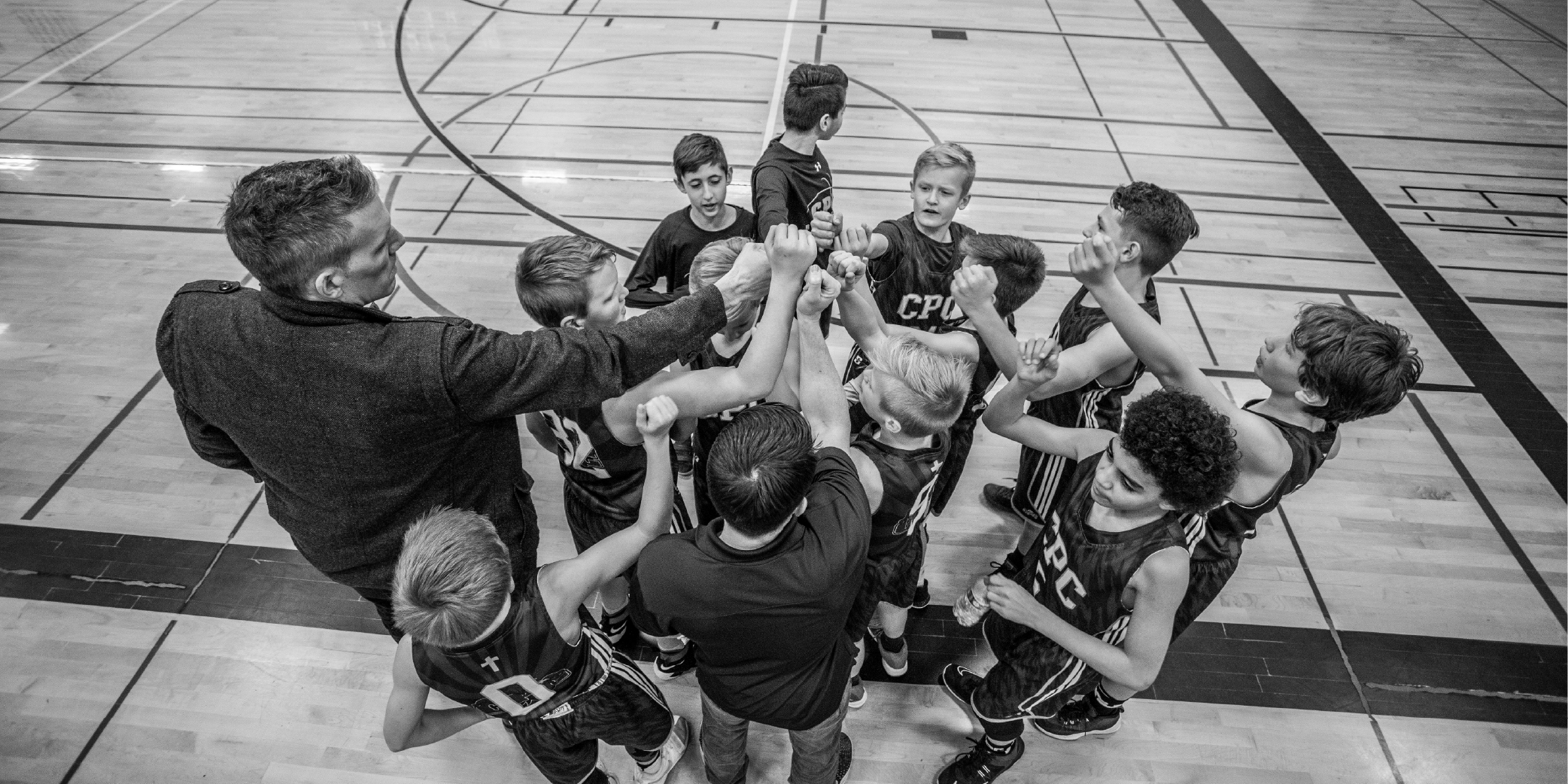 Jeunes joueurs de basketball avec leur coach, se réunissant avant un match