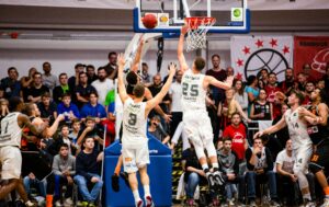Joueur de basketball tentant d'effectuer un contre sur son adversaire au panier