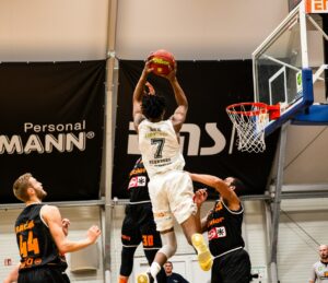 Tir d'un joueur de basketball dans un match, Février 2025